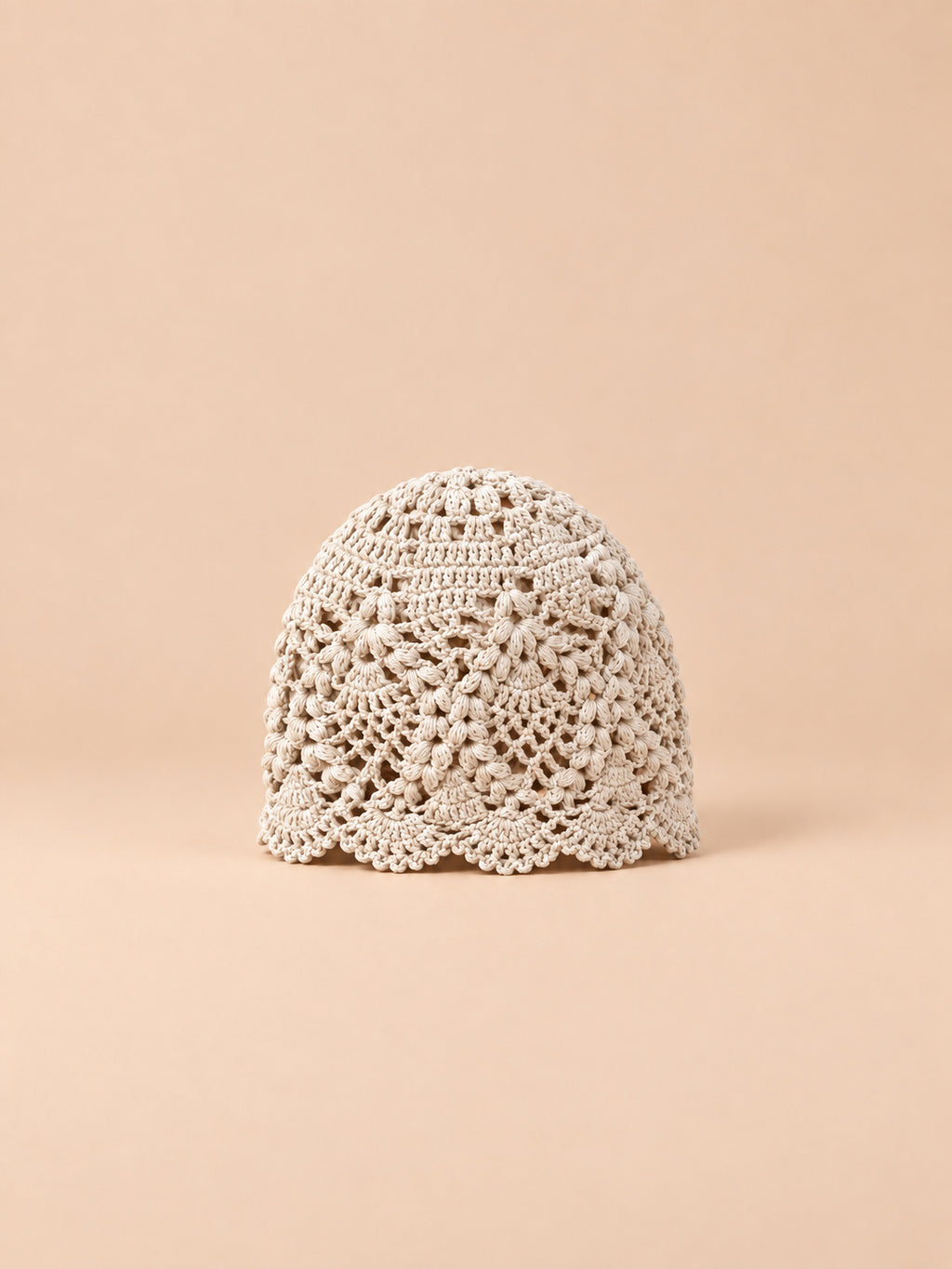 Cappello leggero all’uncinetto in pizzo floreale traforato, colore beige, vista frontale