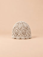 Cappello leggero all’uncinetto in pizzo floreale traforato, colore beige, vista frontale