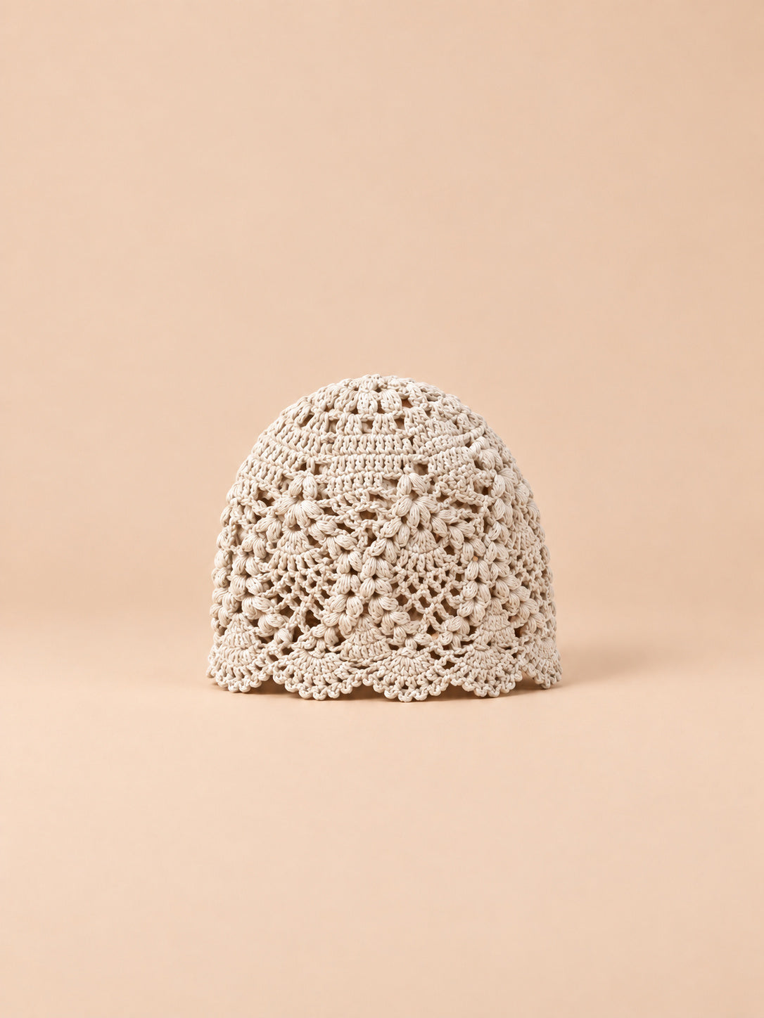 Cappello leggero all’uncinetto in pizzo floreale traforato, colore beige, vista frontale