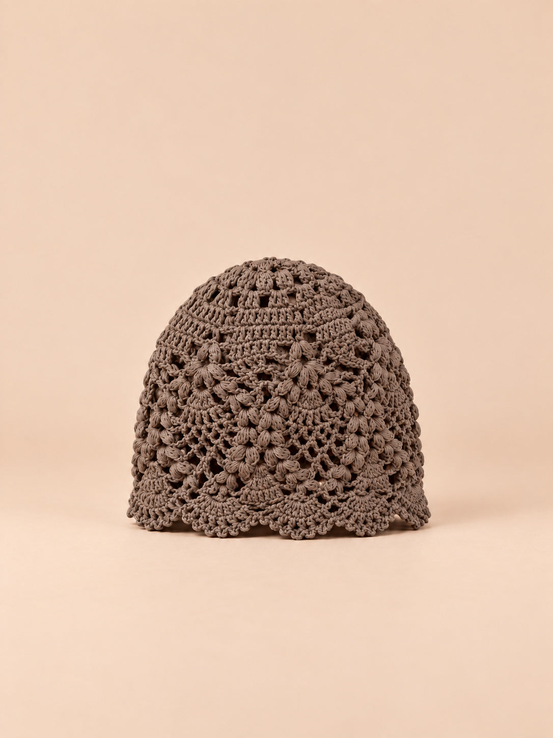 Cappello leggero all’uncinetto in pizzo floreale traforato, colore caffè, vista frontale