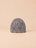 Cappello estivo grigio in pizzo floreale con motivo traforato a fiori e bordo ondulato, vista frontale