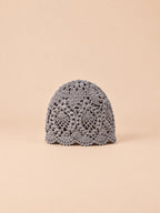 Cappello estivo grigio in pizzo floreale con motivo traforato a fiori e bordo ondulato, vista frontale