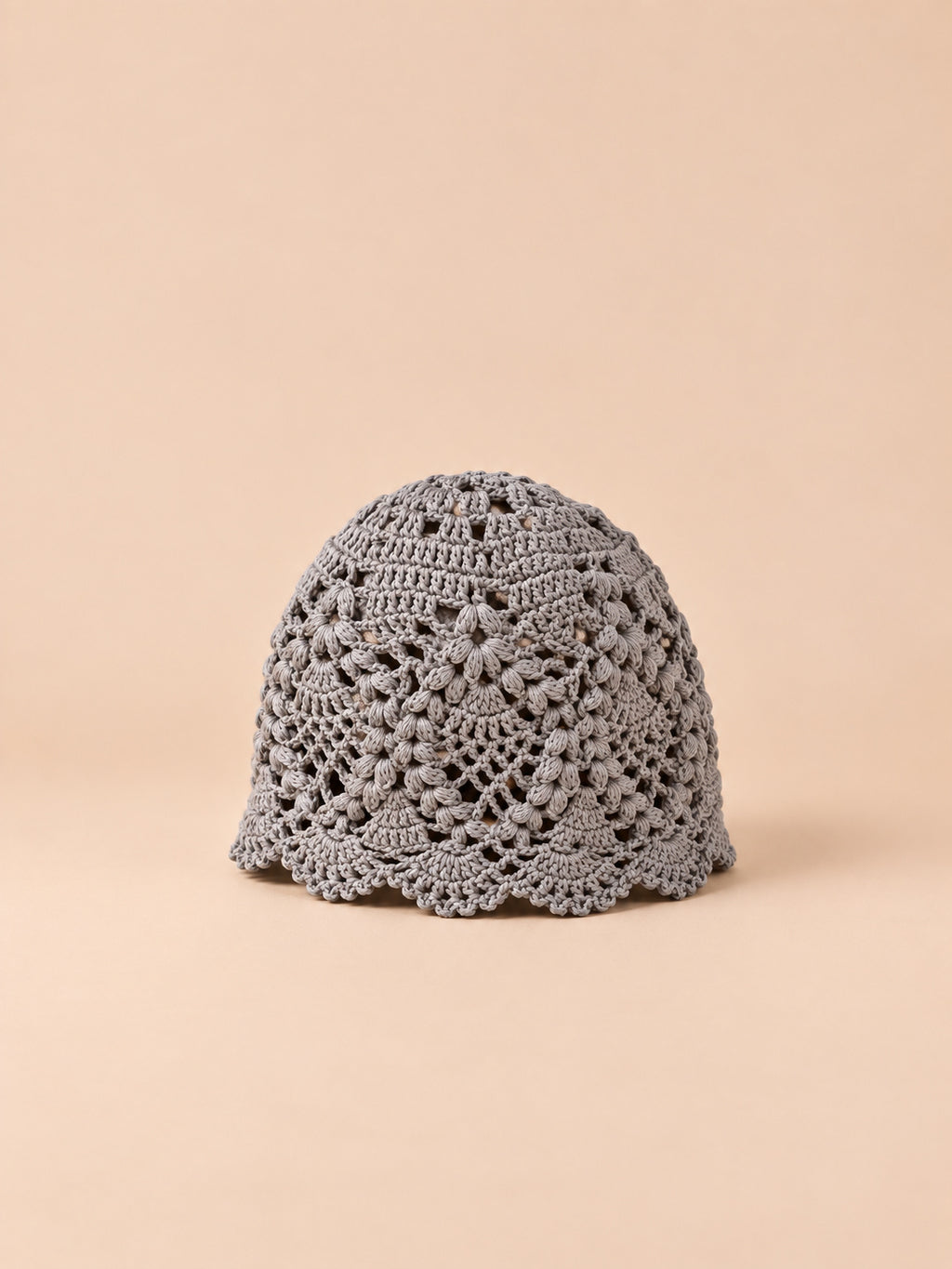 Cappello leggero all’uncinetto in pizzo floreale traforato, colore grigio, vista di tre quarti