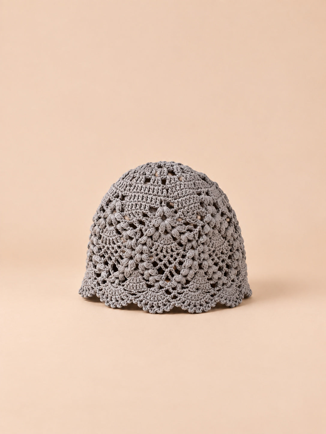 Cappello leggero all’uncinetto in pizzo floreale traforato, colore grigio, vista di tre quarti