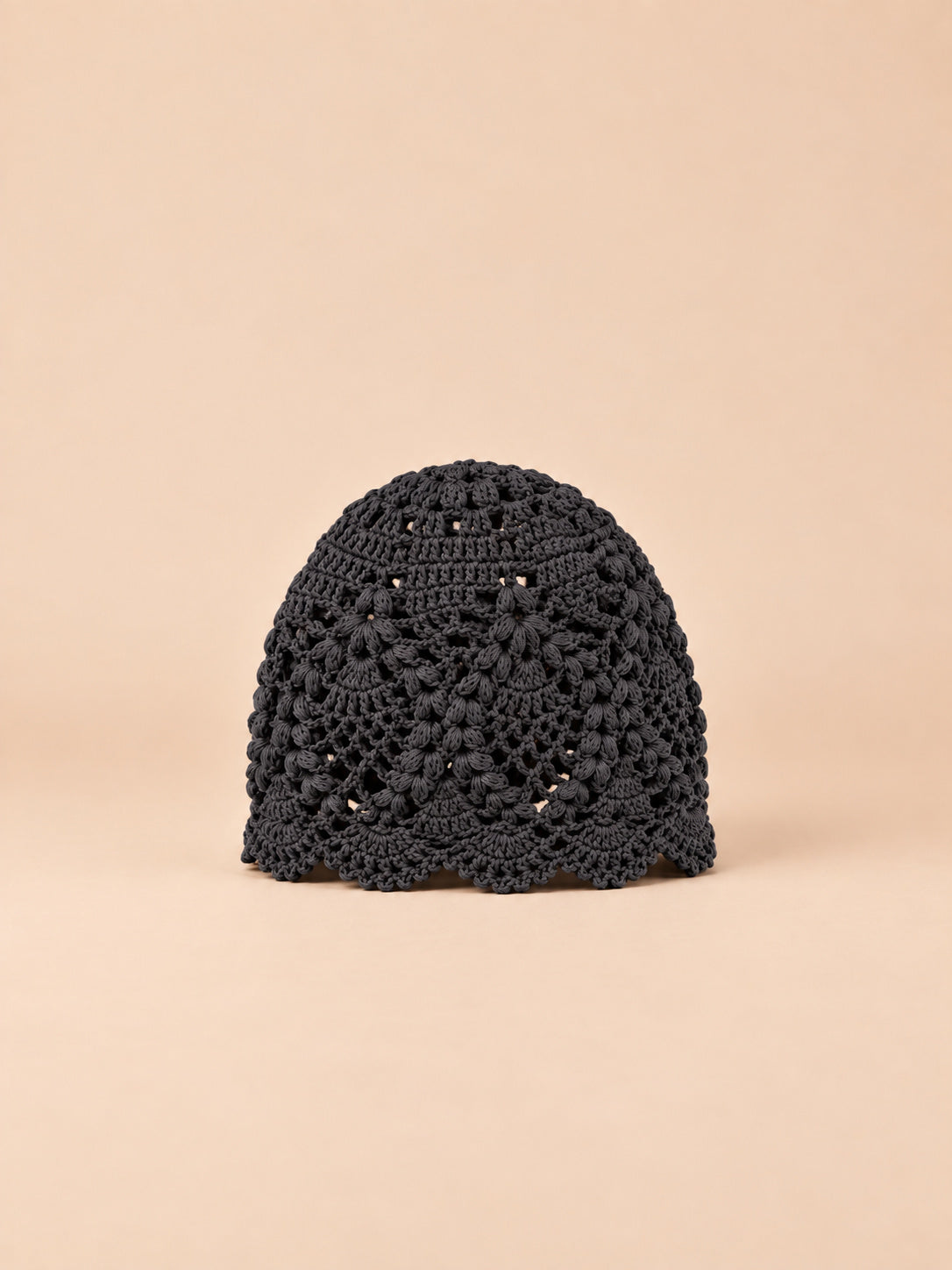 Cappello leggero all’uncinetto in pizzo floreale traforato, colore nero, vista frontale