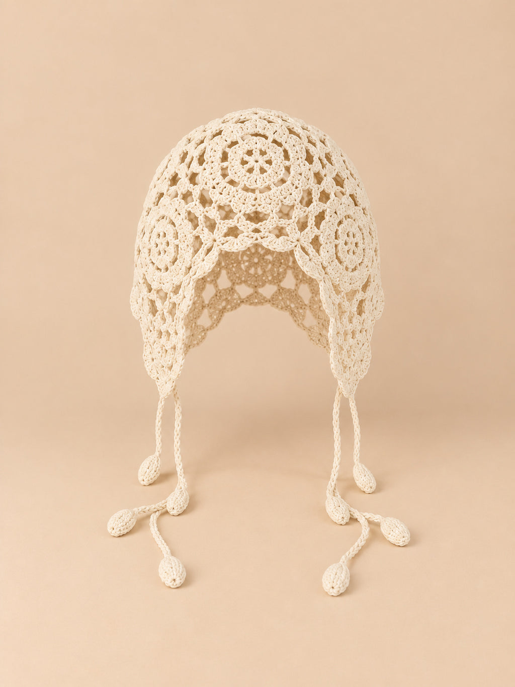 Cappello traforato all’uncinetto da annodare, stile etnico, colore bianco, vista frontale