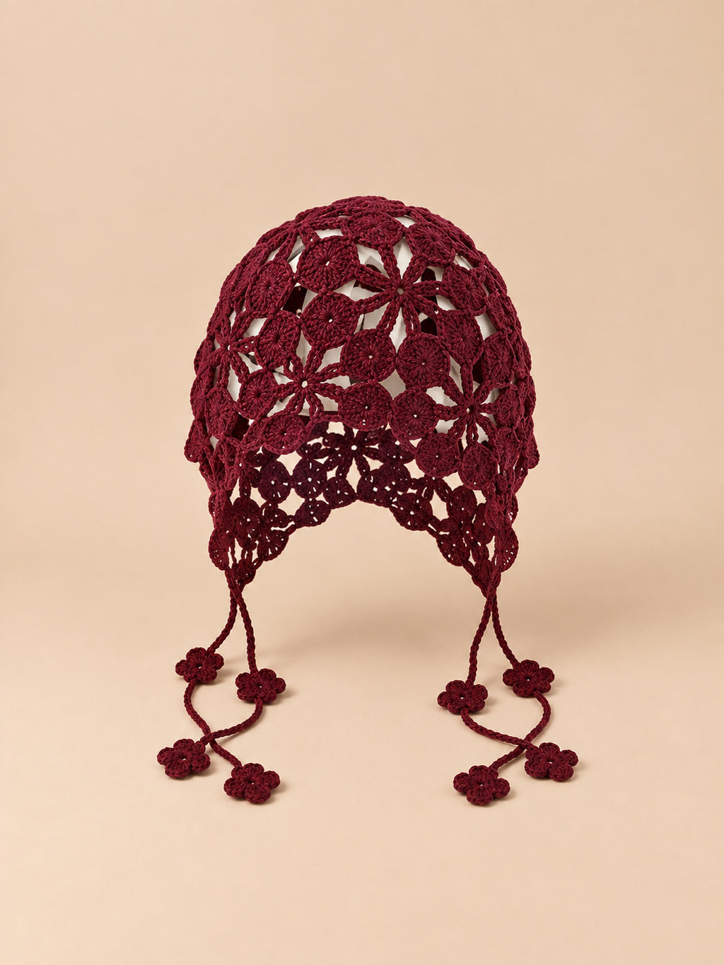 Cappello traforato all’uncinetto da annodare, stile etnico, colore bordeaux, vista frontale