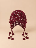 Cappello traforato all’uncinetto da annodare, stile etnico, colore bordeaux, vista frontale
