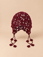 Cappello traforato all’uncinetto da annodare, stile etnico, colore bordeaux, vista frontale