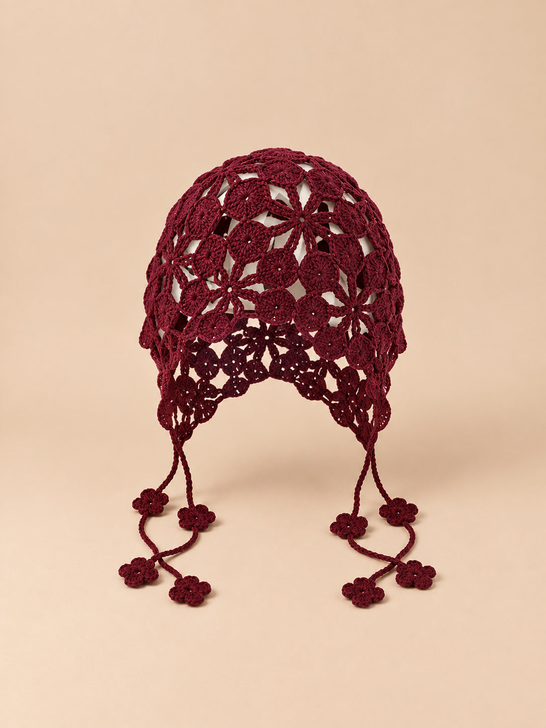Cappello traforato all’uncinetto da annodare, stile etnico, colore bordeaux, vista frontale