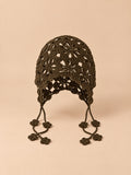 Cappello traforato all’uncinetto da annodare, stile etnico, colore marrone, vista frontale