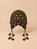 Cappello traforato all’uncinetto da annodare, stile etnico, colore marrone, vista frontale