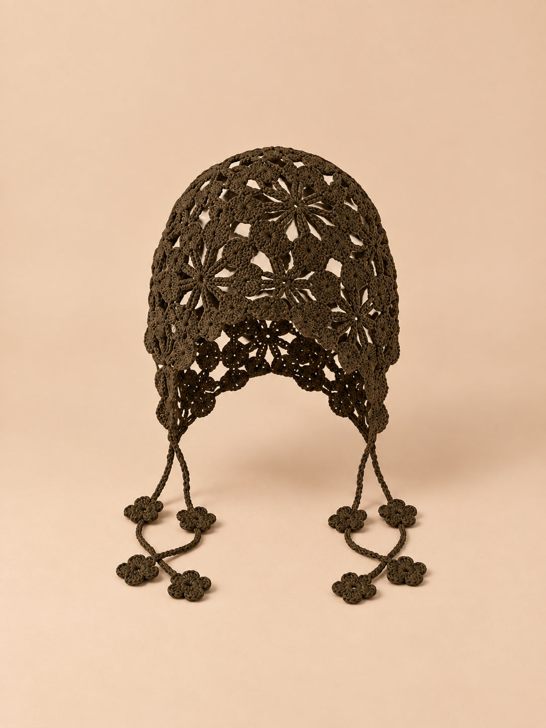 Cappello traforato all’uncinetto da annodare, stile etnico, colore marrone, vista frontale