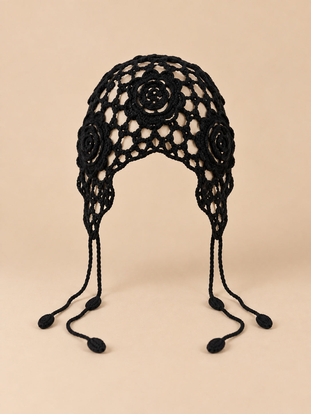 Cappello traforato all’uncinetto da annodare, stile etnico, colore nero, vista frontale