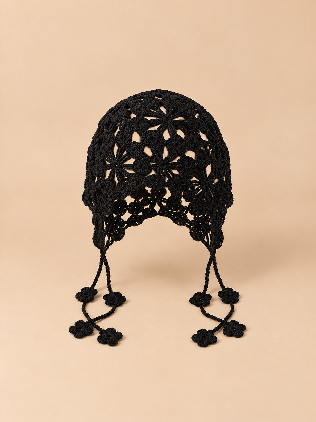 Cappello traforato all’uncinetto da annodare, stile etnico, colore nero, vista frontale
