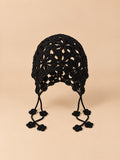 Cappello traforato all’uncinetto da annodare, stile etnico, colore nero, vista frontale