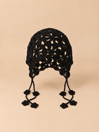 Cappello traforato all’uncinetto da annodare, stile etnico, colore nero, vista frontale