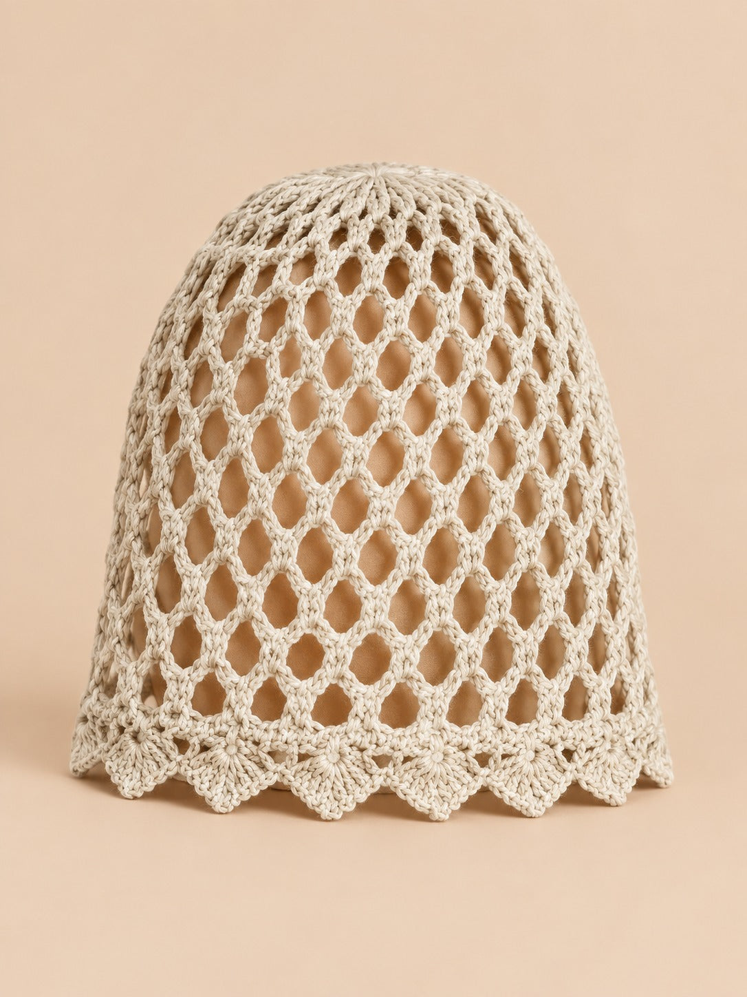 Cappello da donna traforato, elegante e leggero, colore beige, vista frontale nella foto del prodotto