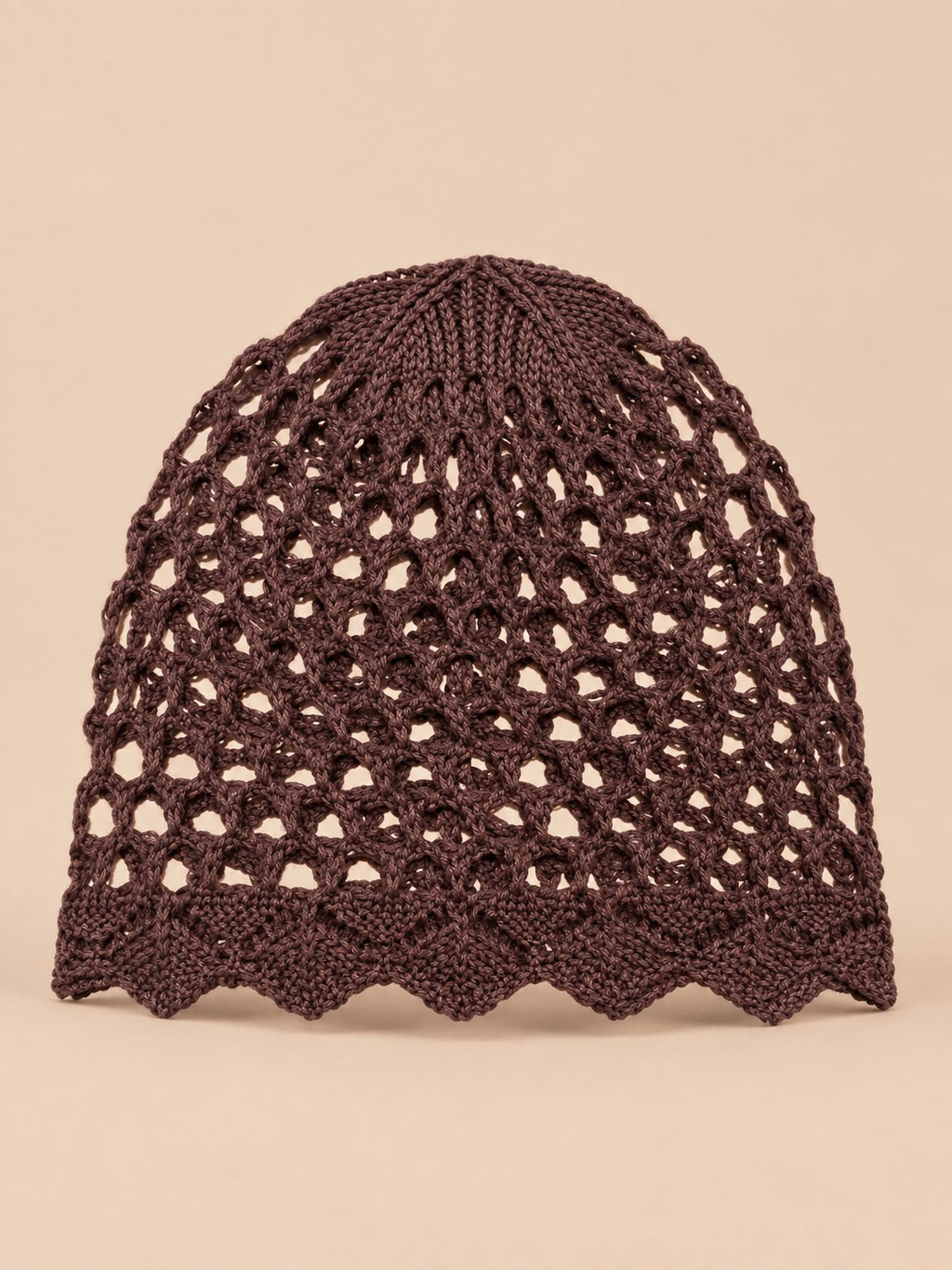 Cappello da donna traforato, elegante e leggero, colore caffè, vista frontale nella foto del prodotto