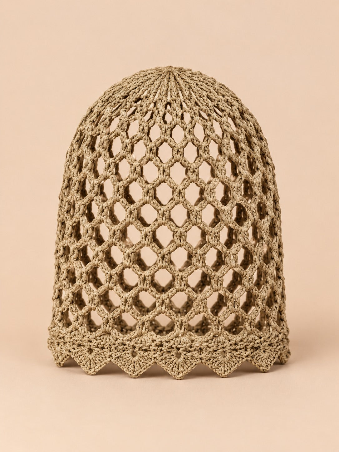 Cappello da donna traforato, elegante e leggero, colore kaki, vista frontale nella foto del prodotto