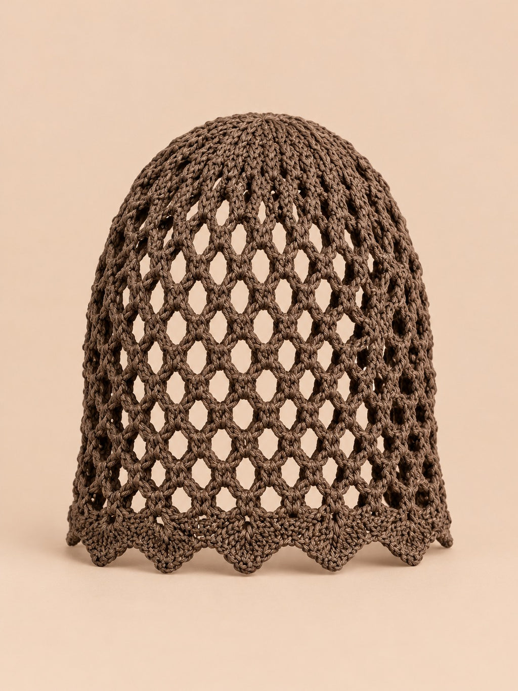 Cappello da donna traforato, elegante e leggero, colore marrone, vista frontale nella foto del prodotto