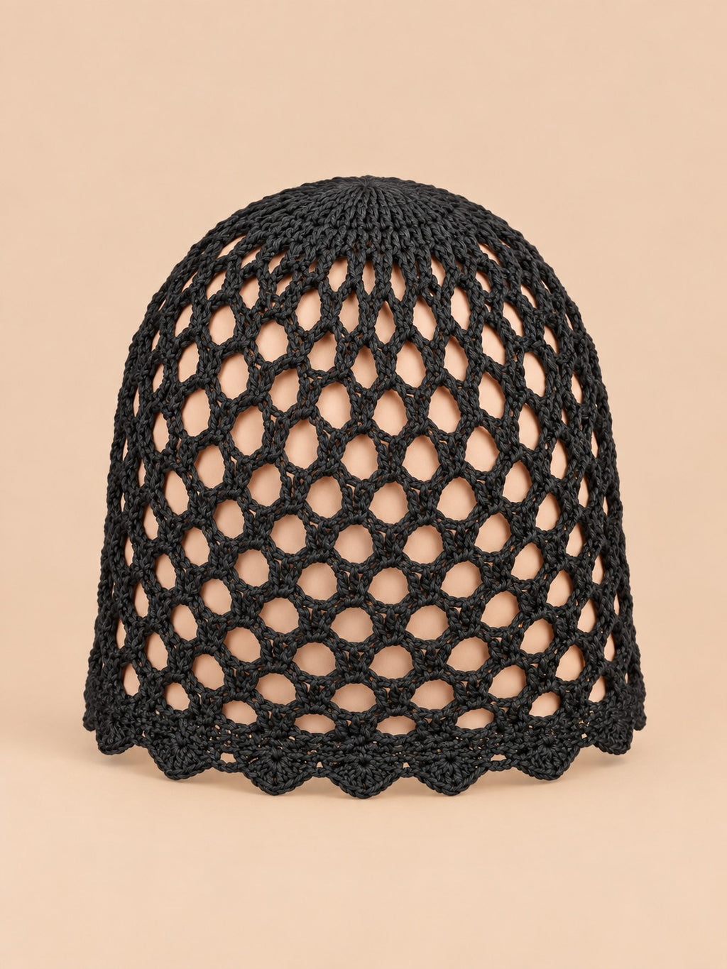 Cappello da donna traforato, elegante e leggero, colore nero, vista frontale nella foto del prodotto
