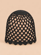 Cappello da donna traforato, elegante e leggero, colore nero, vista frontale nella foto del prodotto