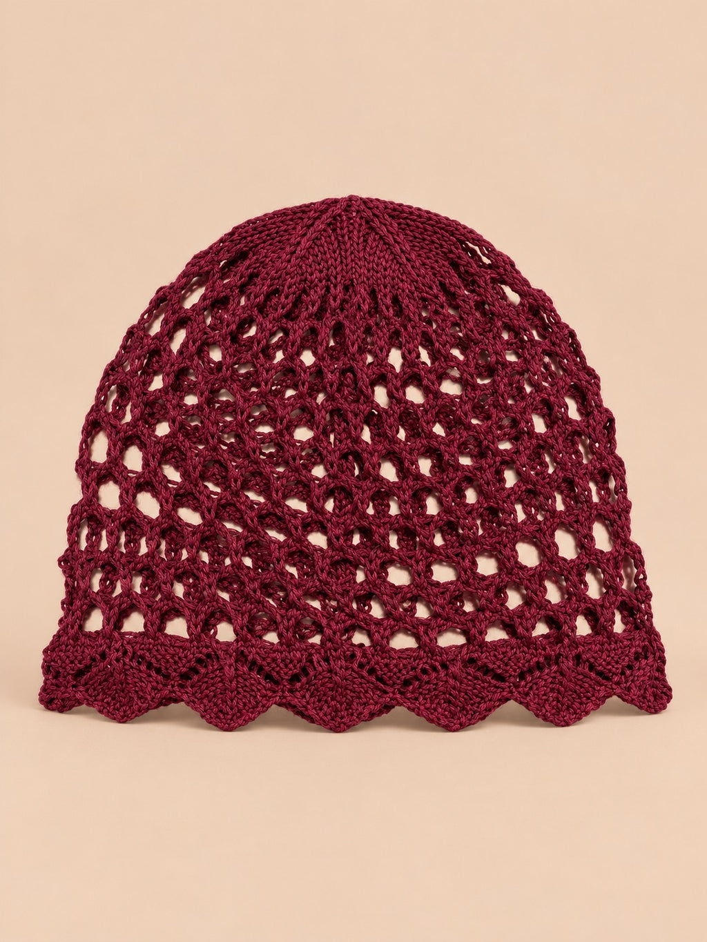 Cappello estivo rosso da donna a tinta unita, in maglia leggera con motivo traforato, visto di fronte