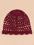 Cappello estivo rosso da donna a tinta unita, in maglia leggera con motivo traforato, visto di fronte