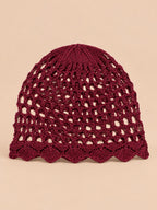 Cappello estivo rosso da donna a tinta unita, in maglia leggera con motivo traforato, visto di fronte