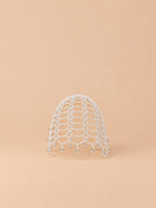Cappello estivo bianco da donna effetto uncinetto, con perline decorative e maglia traforata, vista frontale