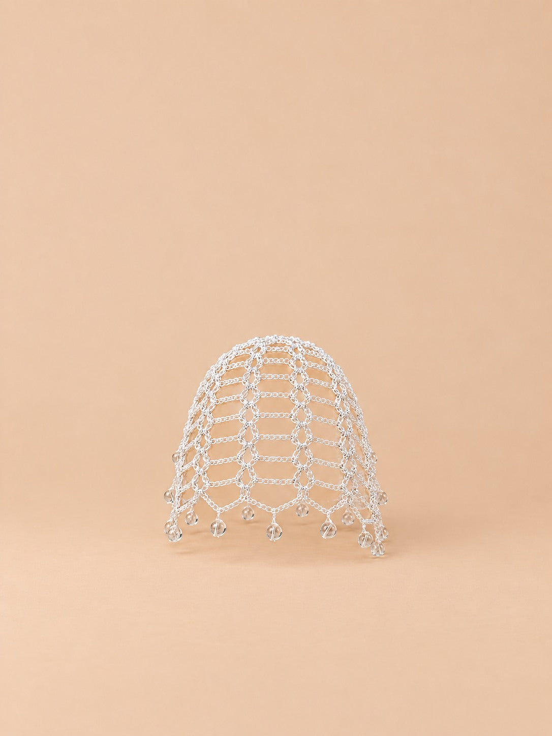 Cappello estivo bianco da donna effetto uncinetto, con perline decorative e maglia traforata, vista frontale