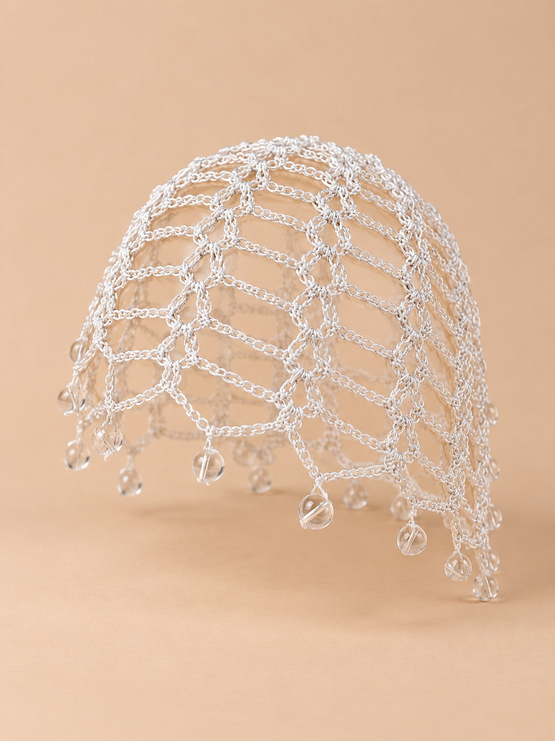 Cappello estivo traforato all’uncinetto con perline, colore bianco, vista di tre quarti
