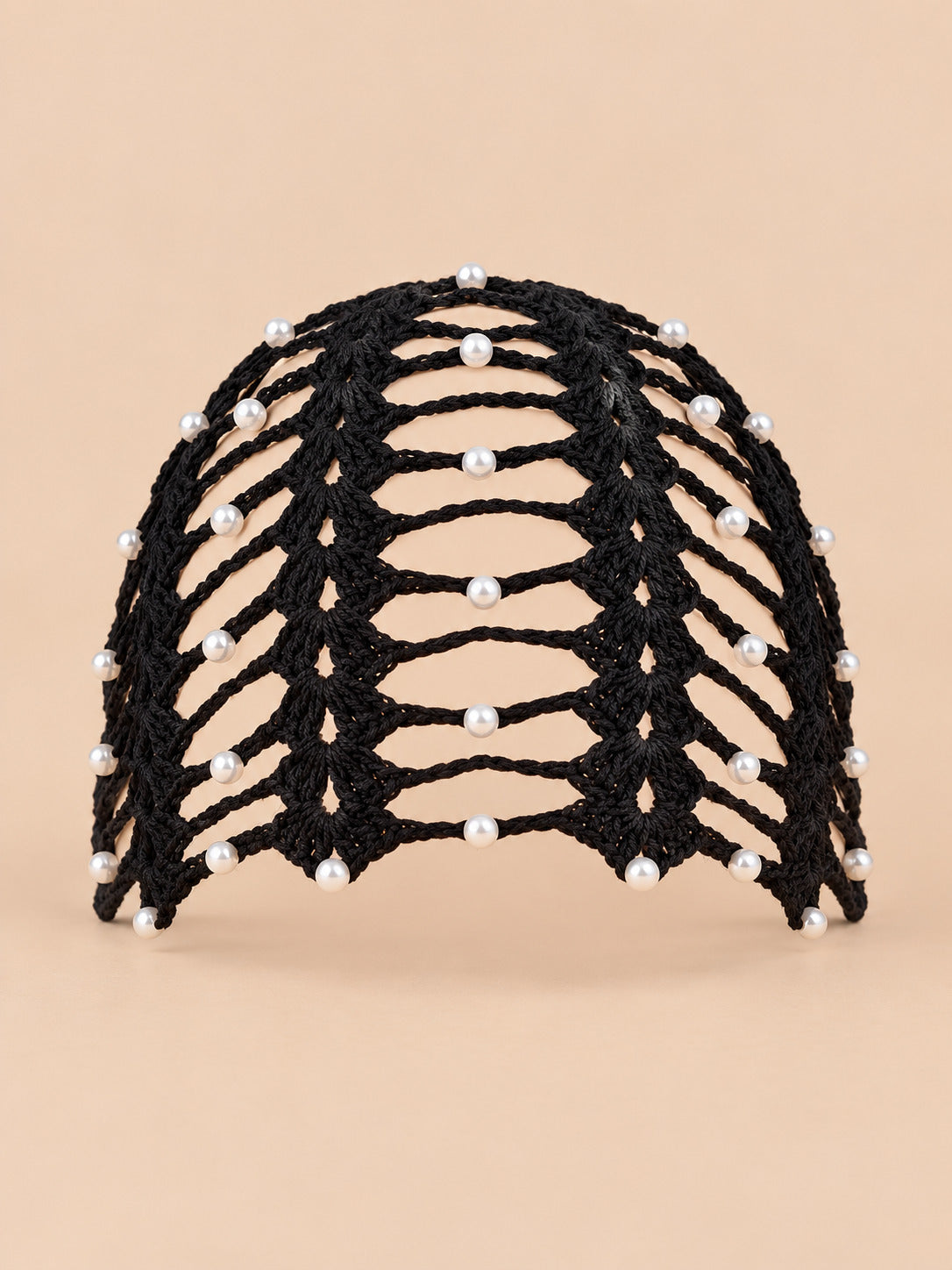 Bandana da donna nera con perline in stile bohémien, vista frontale su sfondo color sabbia e pesca