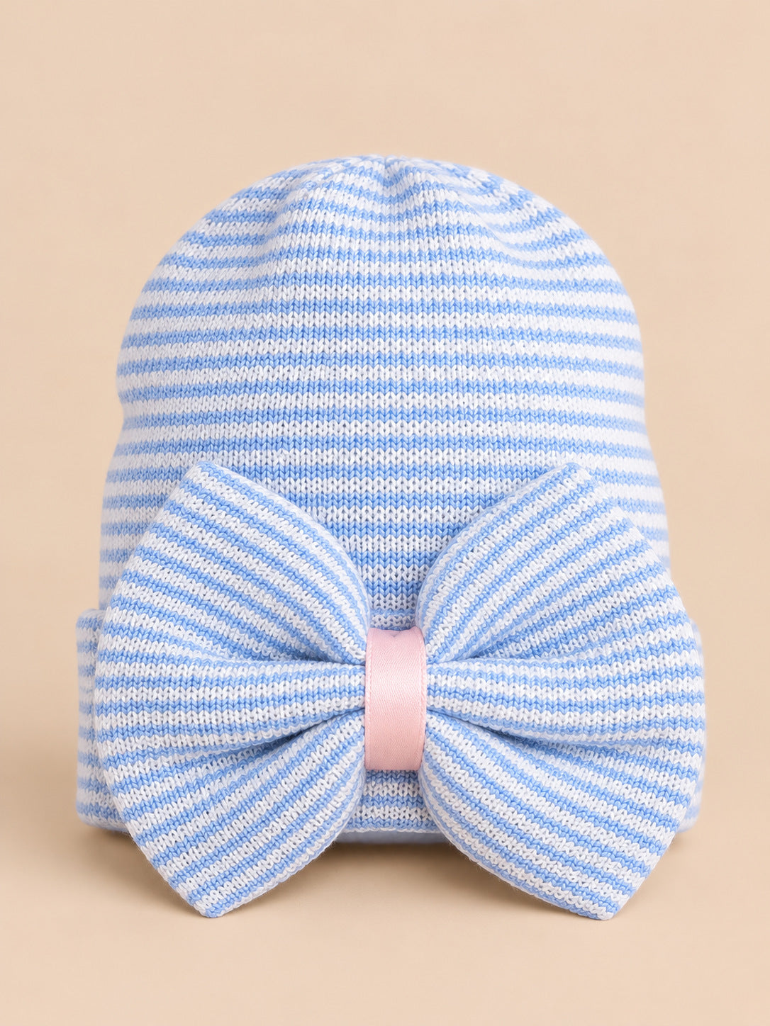 Cappellino da neonata in cotone a righe con grande fiocco, colori blu e bianco, vista frontale