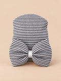 Cappellino da neonata in cotone a righe con grande fiocco, colori nero e bianco, vista frontale