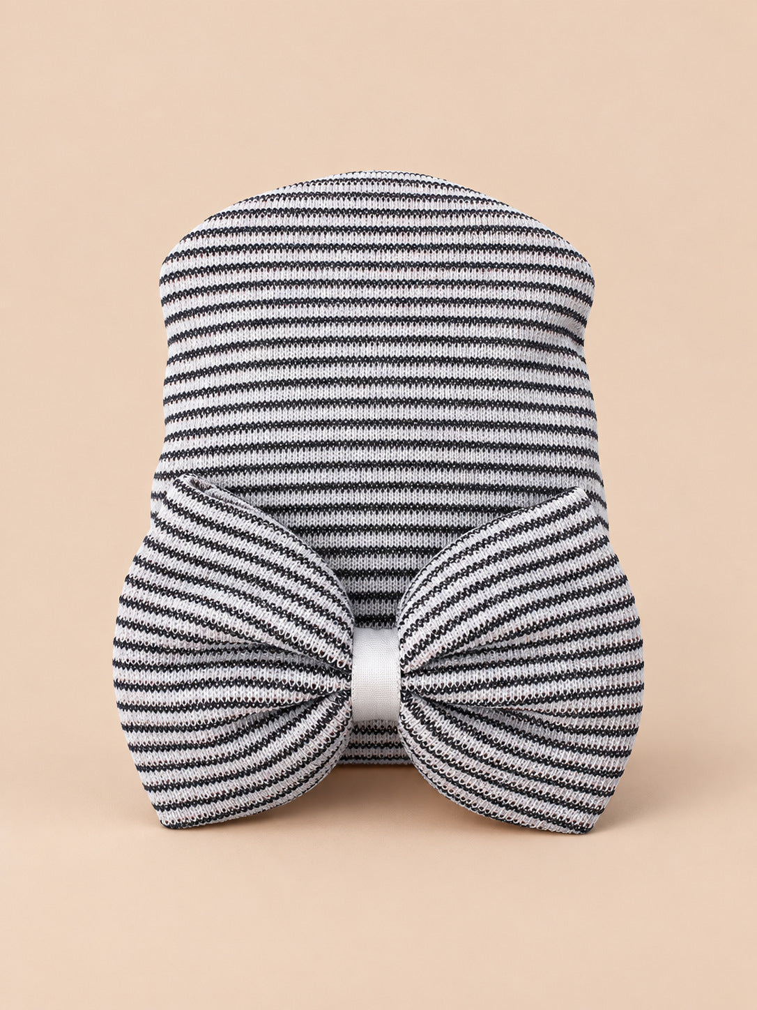 Cappellino da neonata in cotone a righe con grande fiocco, colori nero e bianco, vista frontale