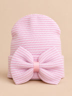 Cappellino da neonata in cotone a righe con grande fiocco, colori rosa e bianco, vista frontale