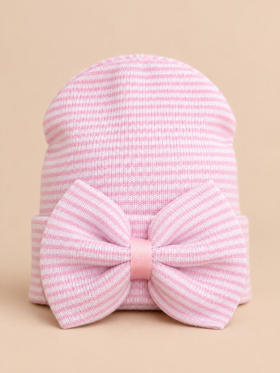 Cappellino da neonata in cotone a righe con grande fiocco, colori rosa e bianco, vista frontale