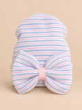 Cappellino da neonata in cotone a righe rosa e blu con grande fiocco, fotografato nella vista frontale
