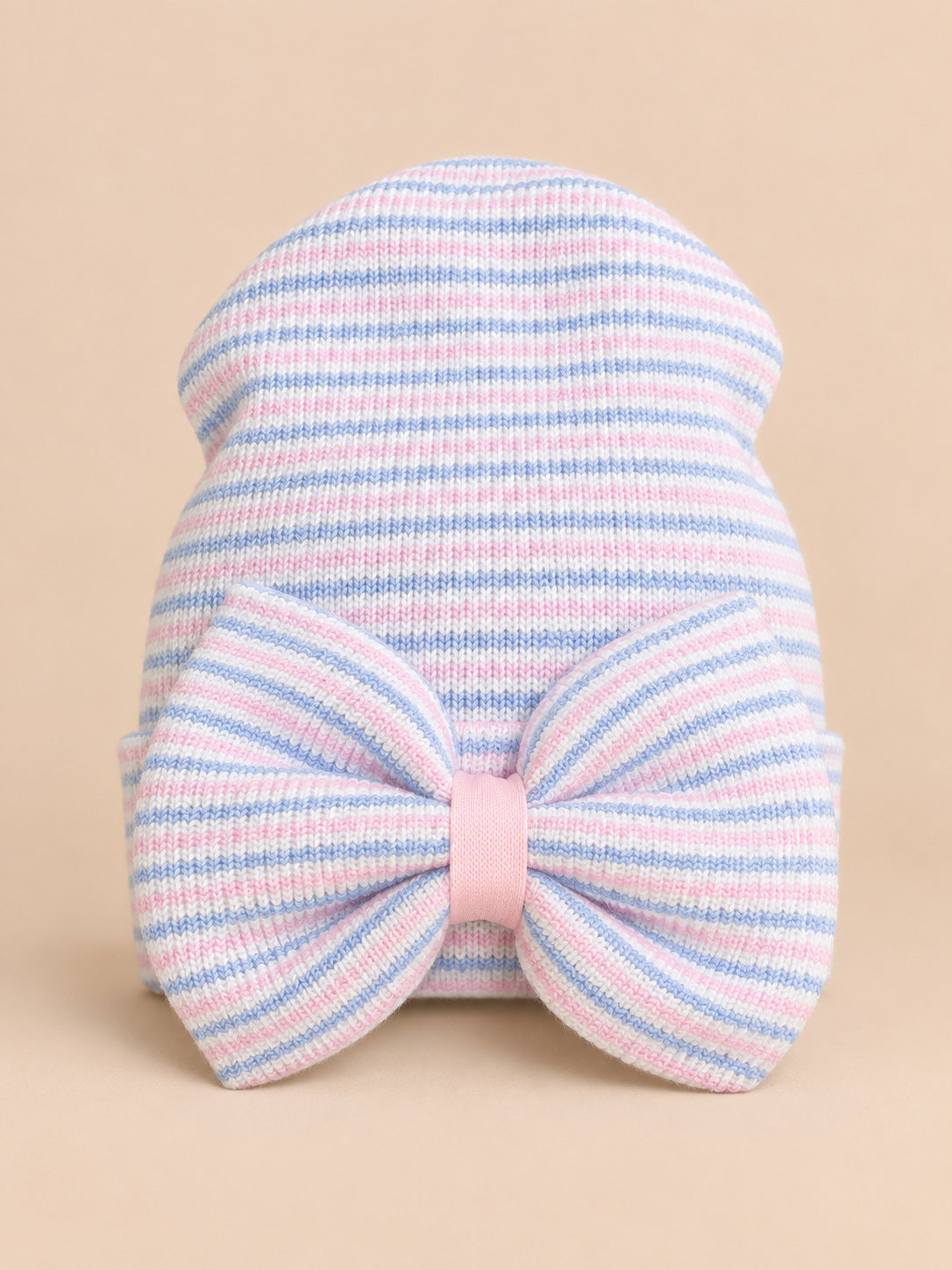 Cappellino da neonata in cotone a righe rosa e blu con grande fiocco, fotografato nella vista frontale