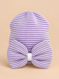 Cappellino da neonata in cotone a righe con grande fiocco, colori viola e bianco, vista frontale