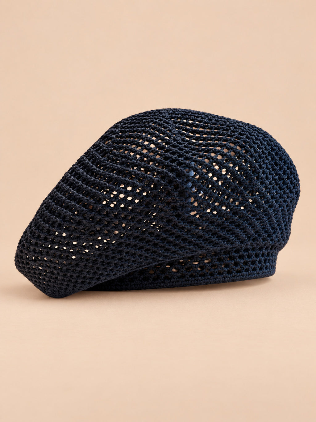 Basco fascinator a rete all’uncinetto, stile francese, colore blu notte, vista di tre quarti