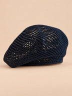 Basco fascinator a rete all’uncinetto, stile francese, colore blu notte, vista di tre quarti