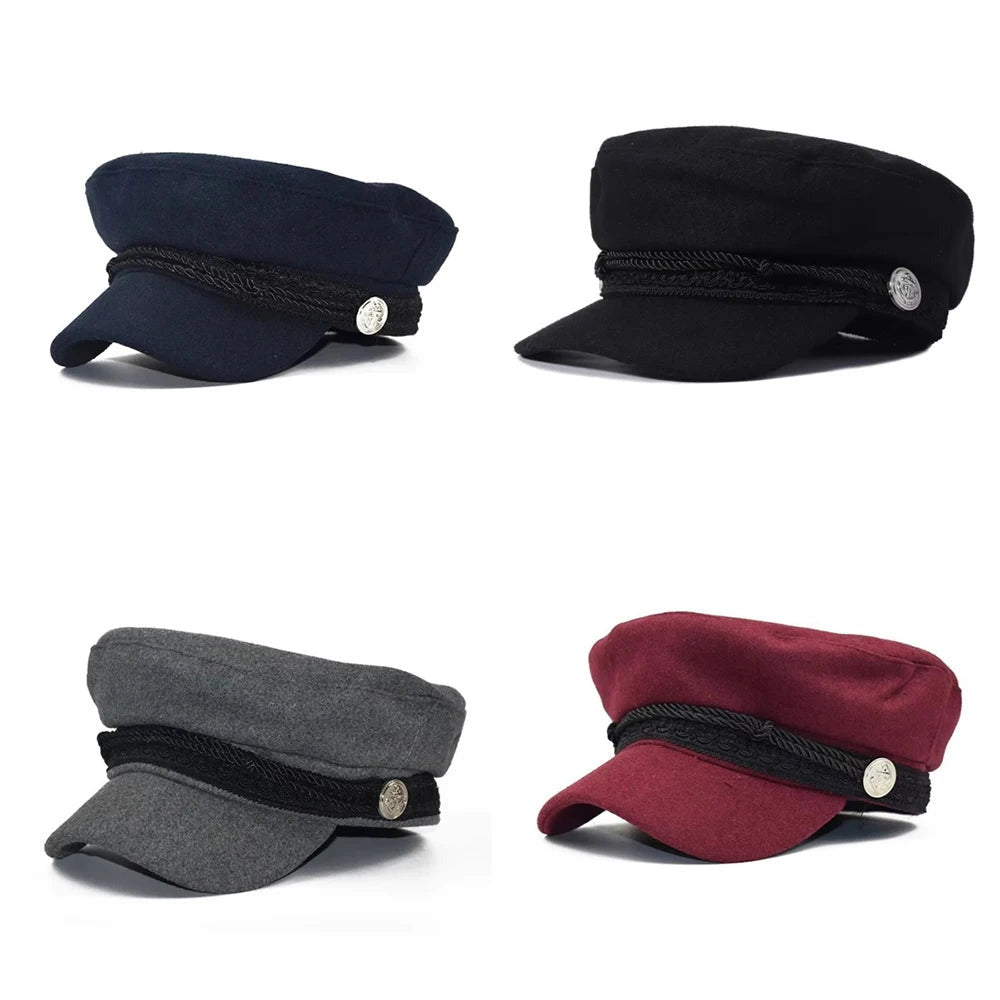 Assortimento dei cappelli da marinaio con visiera in stile capitano, proposti con scelta casuale del colore