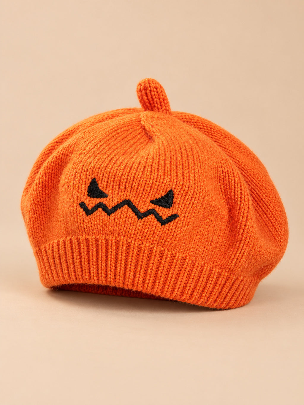 Basco da bambino in maglia con zucca di Halloween ricamata, colore arancione, vista di tre quarti