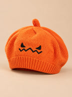 Basco da bambino in maglia con zucca di Halloween ricamata, colore arancione, vista di tre quarti
