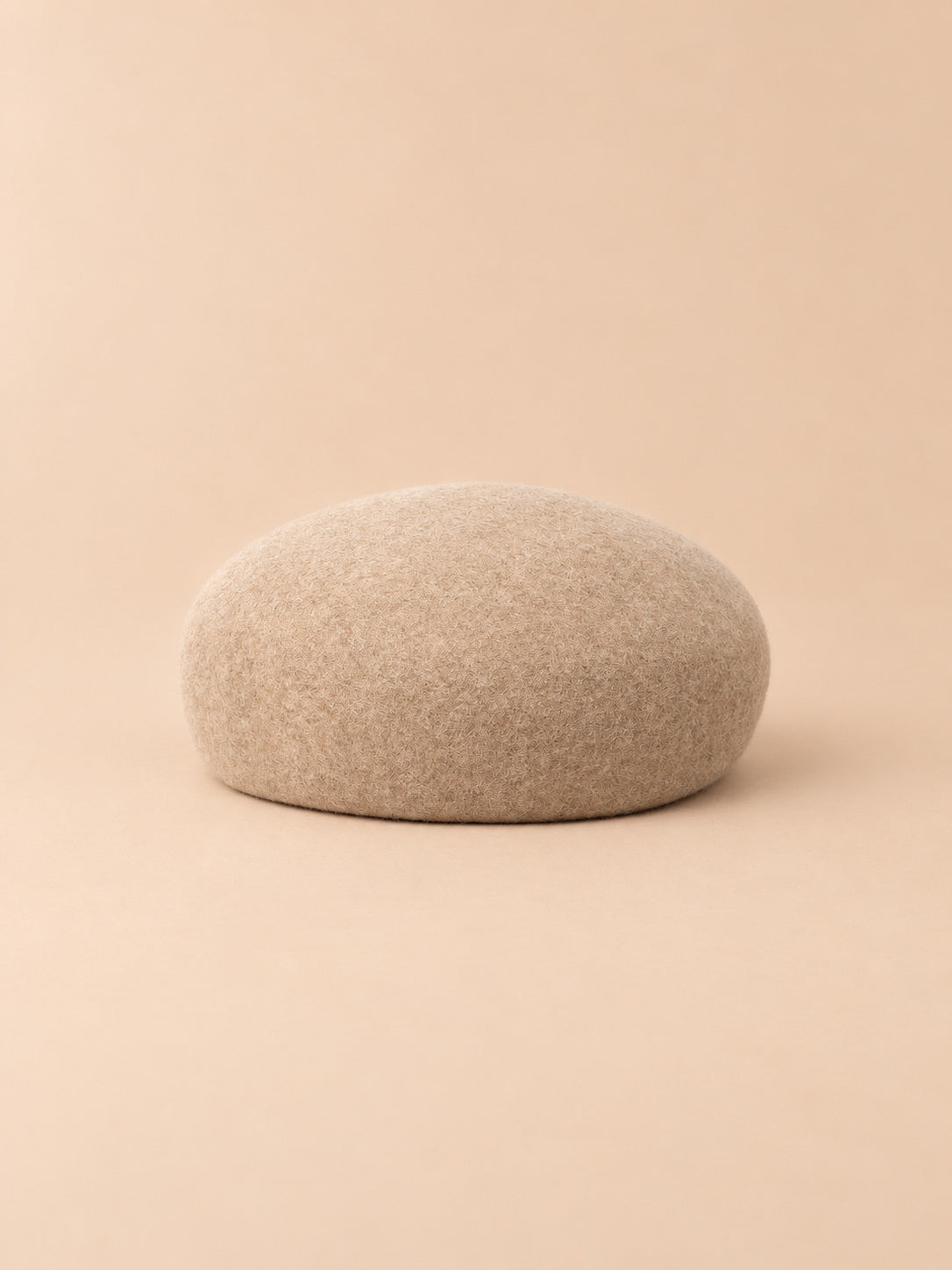 Basco elegante da donna in lana infeltrita da cerimonia, colore beige avena, forma rotonda, vista frontale