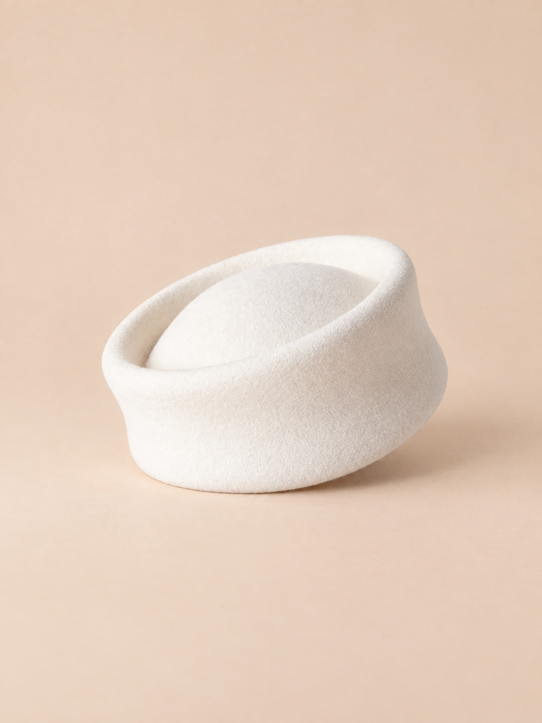 Basco elegante da donna in lana infeltrita da cerimonia, colore bianco, forma pork pie, vista frontale