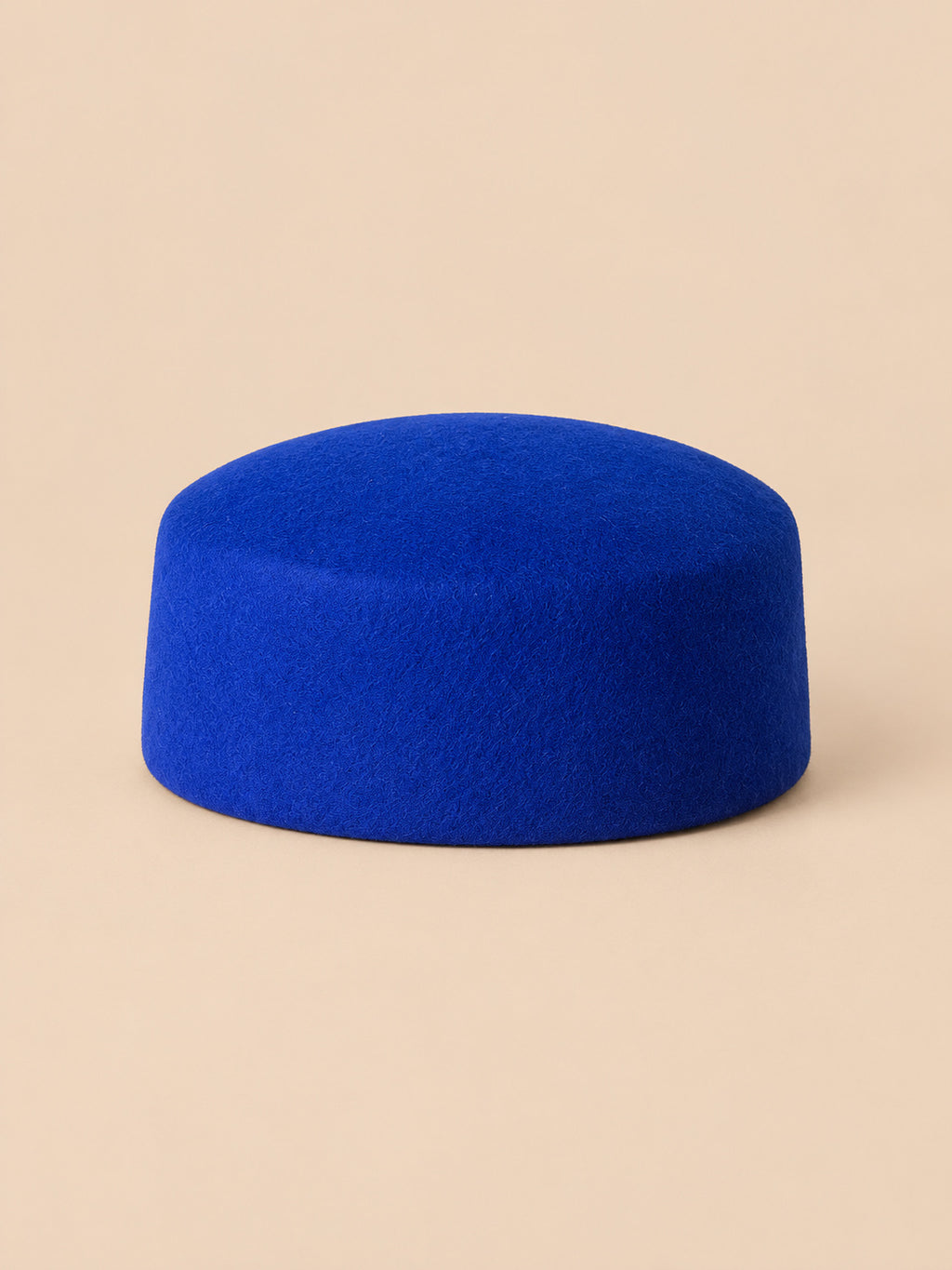 Basco elegante da donna in lana infeltrita da cerimonia, colore blu, parte superiore piatta, vista frontale